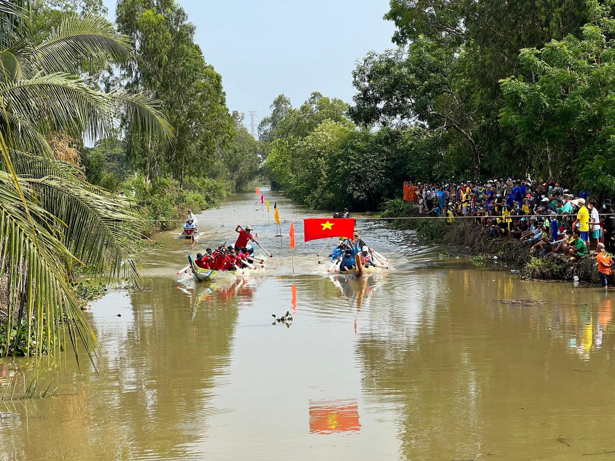 Giải đua ghe ngo do chùa Cái Giá Giữa và Cái Giá Chót cùng tổ chức thu hút hơn 20 đội ghe tham gia.