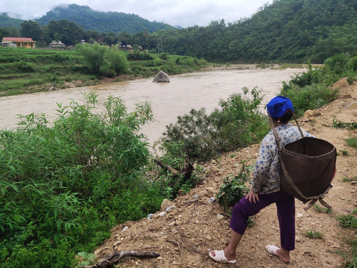 Bà Mạc Thị Xũng cho biết, nếu giờ muốn về nhà chỉ còn cách tự bơi qua dòng lũ chảy siết.