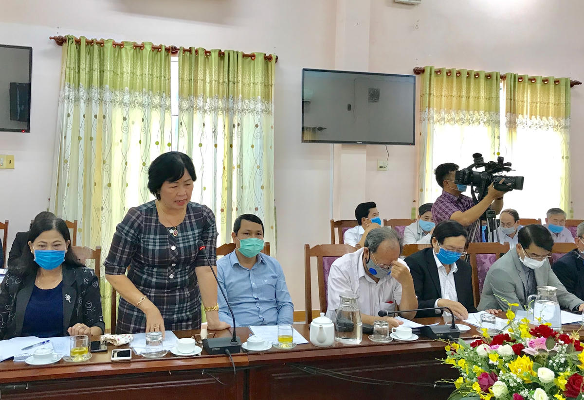 Chủ tịch Liên hiệp các Hội KHKT tỉnh Bình Định Nguyễn Thị Bình đóng góp ý kiến thảo luận tại Hội nghị.