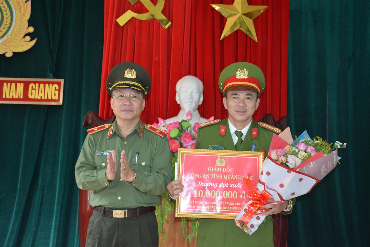 Giám đốc Công an tỉnh Quảng Nam, Nguyễn Đức Dũng thưởng nóng cho Công an huyện Nam Giang. 