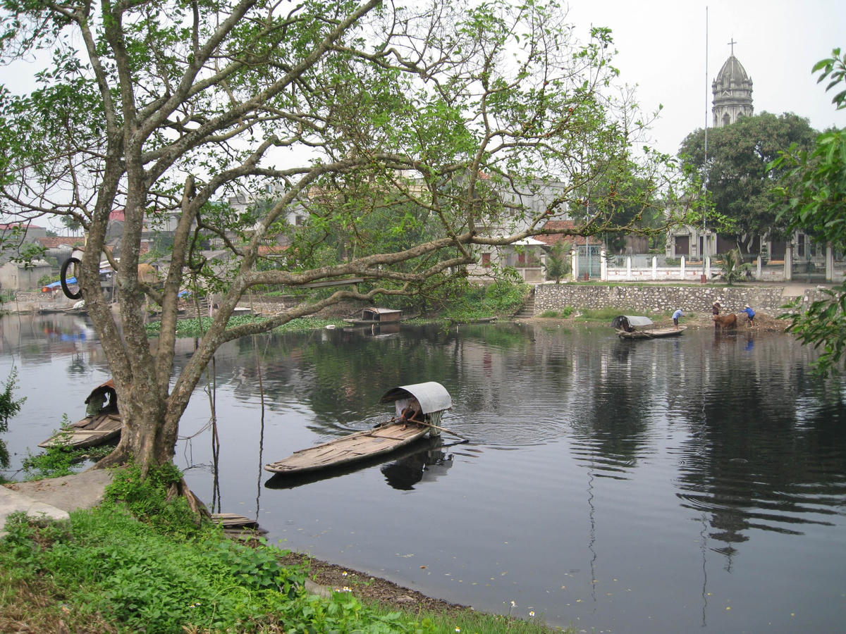 Dòng sông lặng lẽ chảy quanh làng. Ảnh: Như Trang.