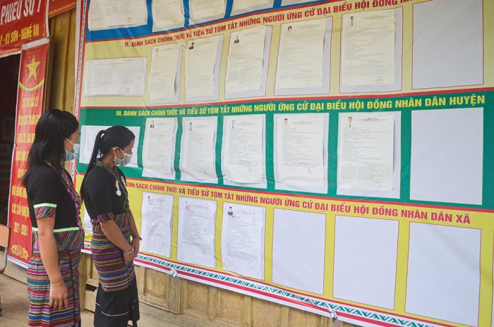 Cử tri xã Bắc Lý, huyện Kỳ Sơn, tỉnh Nghệ An tìm hiểu thêm tiểu sử các ứng cử viên trước khi bỏ phiếu ngày 23/5.