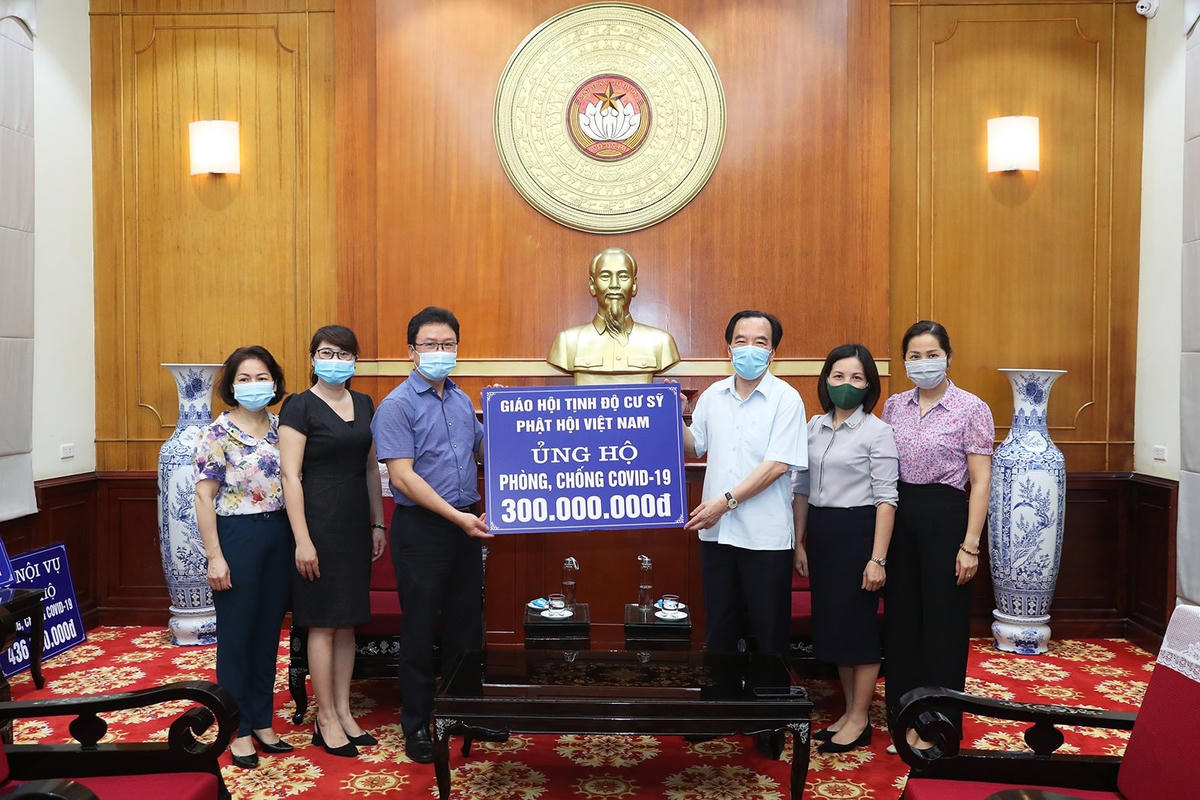 Phó Chủ tịch Ngô Sách Thực tiếp nhận ủng hộ từ Giáo hội Tịnh độ cư sỹ Phật hội Việt Nam.