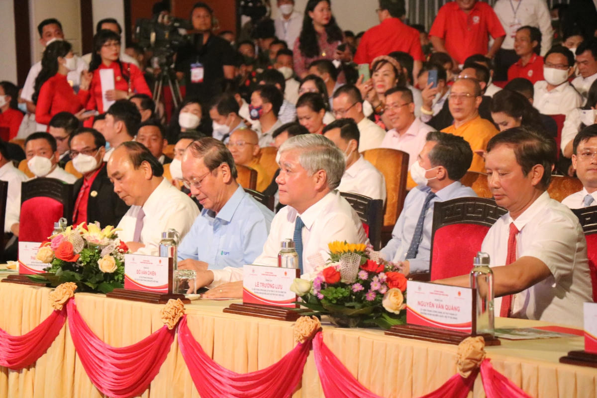Chủ tịch nước Nguyễn Xuân Phúc, Chủ tịch UBTƯ MTTQ Việt Nam Đỗ Văn Chiến cùng các đại biểu tham dự Lễ phát động Tháng Nhân đạo năm 2022.