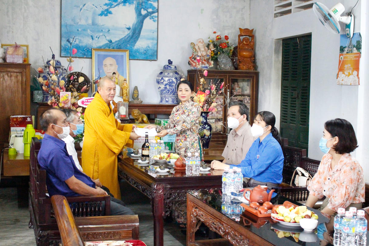 Bà Nguyễn Thị Phong Vũ, Chủ tịch Ủy ban MTTQ việt Nam tỉnh Bình Định, thăm và chúc mừng Hòa thượng Thích Chúc Thọ, phó Trưởng ban Ban Trị sự GHPGVN tỉnh Bình Định, Trưởng ban Ban Trị sự GHPGVN huyện Phù Mỹ, trú trì chùa Tịnh Quang.