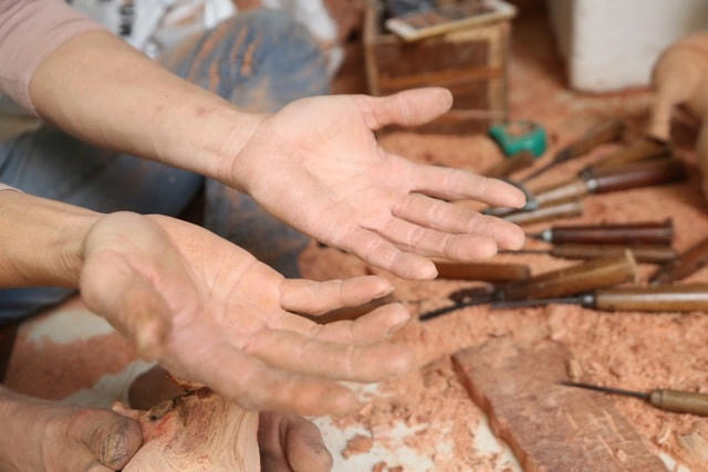Đôi bàn tay chai sạm của thợ đục.  