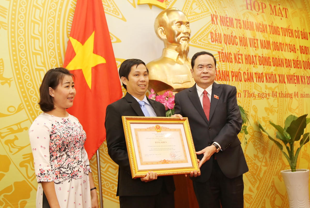 Chủ tịch Trần Thanh Mẫn trao Bằng khen của Thủ tướng Chính phủ cho Văn phòng Đoàn đại biểu Quốc hội TP Cần Thơ.  