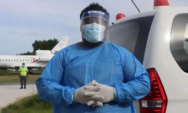 Petaia Nome nằm trong số ít người phải mặc PPE ở Tuvalu. Ảnh: Puaseiese Adrienne Pedro / The Guardian.