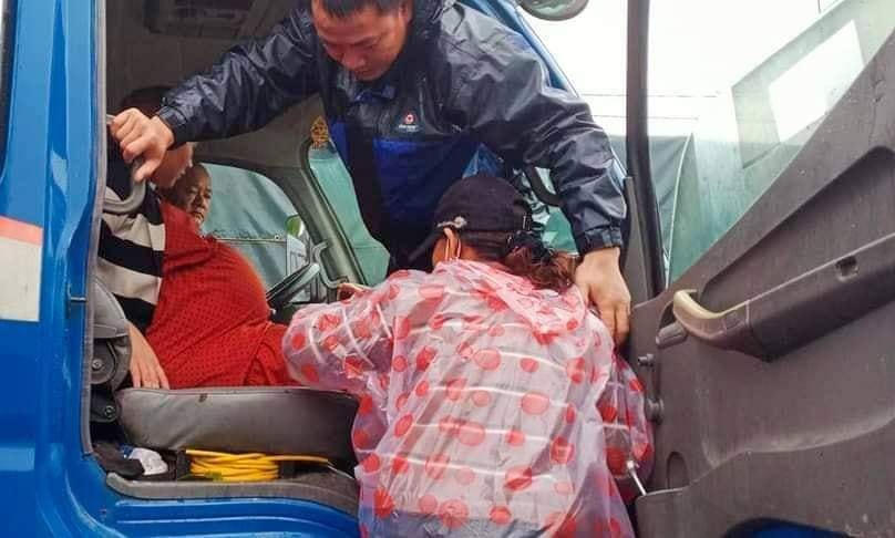 Sẵn sàng đưa sản phụ vượt lũ để sinh con.