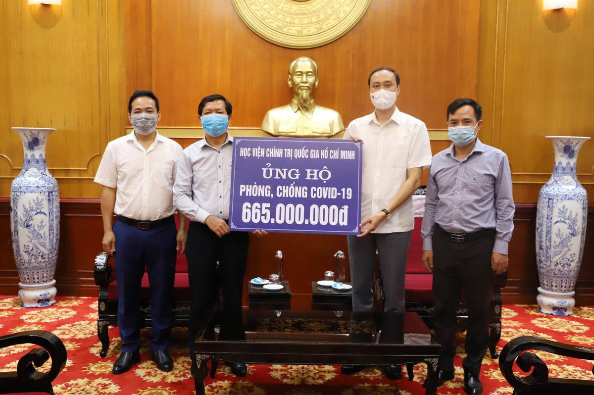 Phó Chủ tịch Phùng Khánh Tài tiếp nhận ủng hộ từ Học viện Chính trị Quốc gia Hồ Chí Minh.