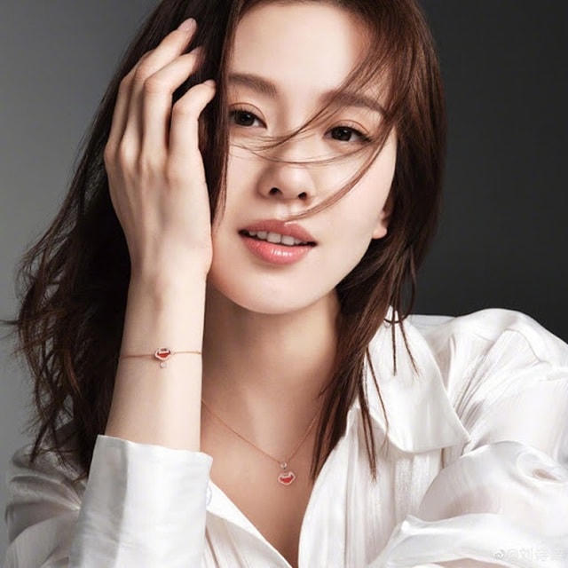 Lưu Thi Thi có một năm hoạt động chăm chỉ và tích cực để giành lại tình cảm của khán giả.  