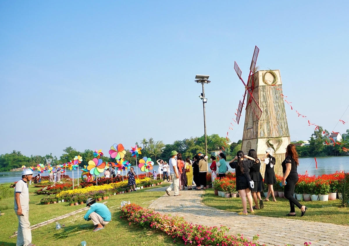 Một điểm du lịch bên bờ sông Tam Kỳ.
