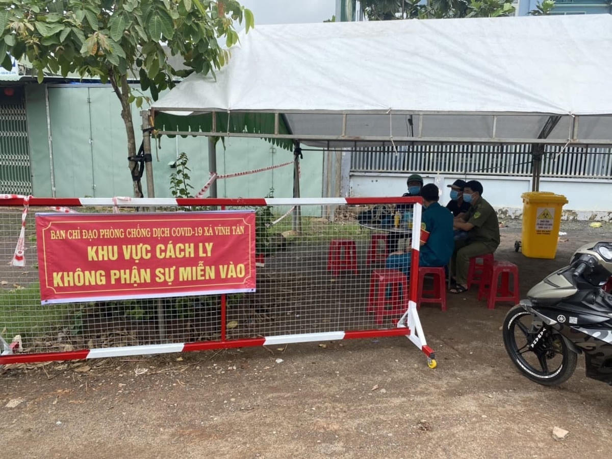 Lực lượng chức năng xã Vĩnh Tân, huyện Vĩnh Cửu tiến hành phong tỏa khu vực ca nghi nhiễm Covid-19 trên địa bàn.