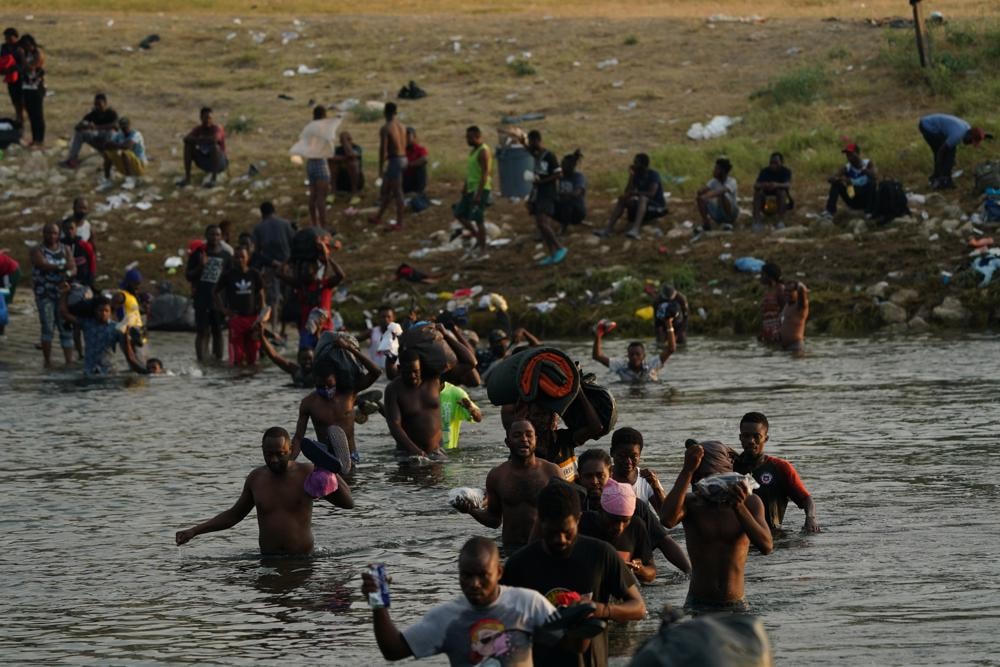 Tình hình hỗn loạn của những người di cư Haiti tại biên giới Mexico và Mỹ. Ảnh AP.