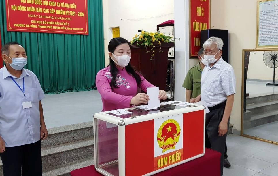 Là cử tri tại khu phố 3, phường Ba Đình, TP Thanh Hóa, bà Phạm Thị Thanh Thủy, Chủ tịch MTTQ, Trưởng ban Dân vận Tỉnh ủy Thanh Hóa đã đến từ rất sớm để thực hiện quyền và nghĩa vụ công dân của mình.