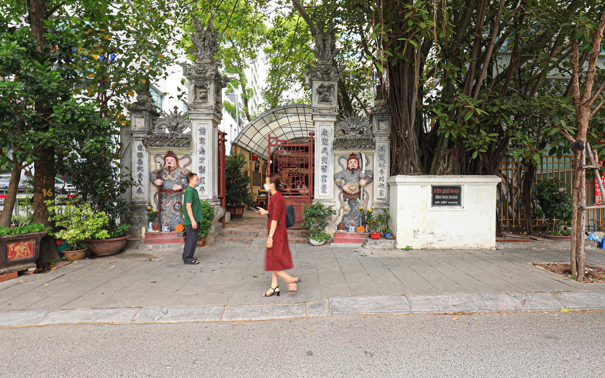 Ngoài ra trên phố Phạm Huy Thông còn có di tích lịch sử Đình Ngọc Khánh du khách có thể dễ dàng tham quan.