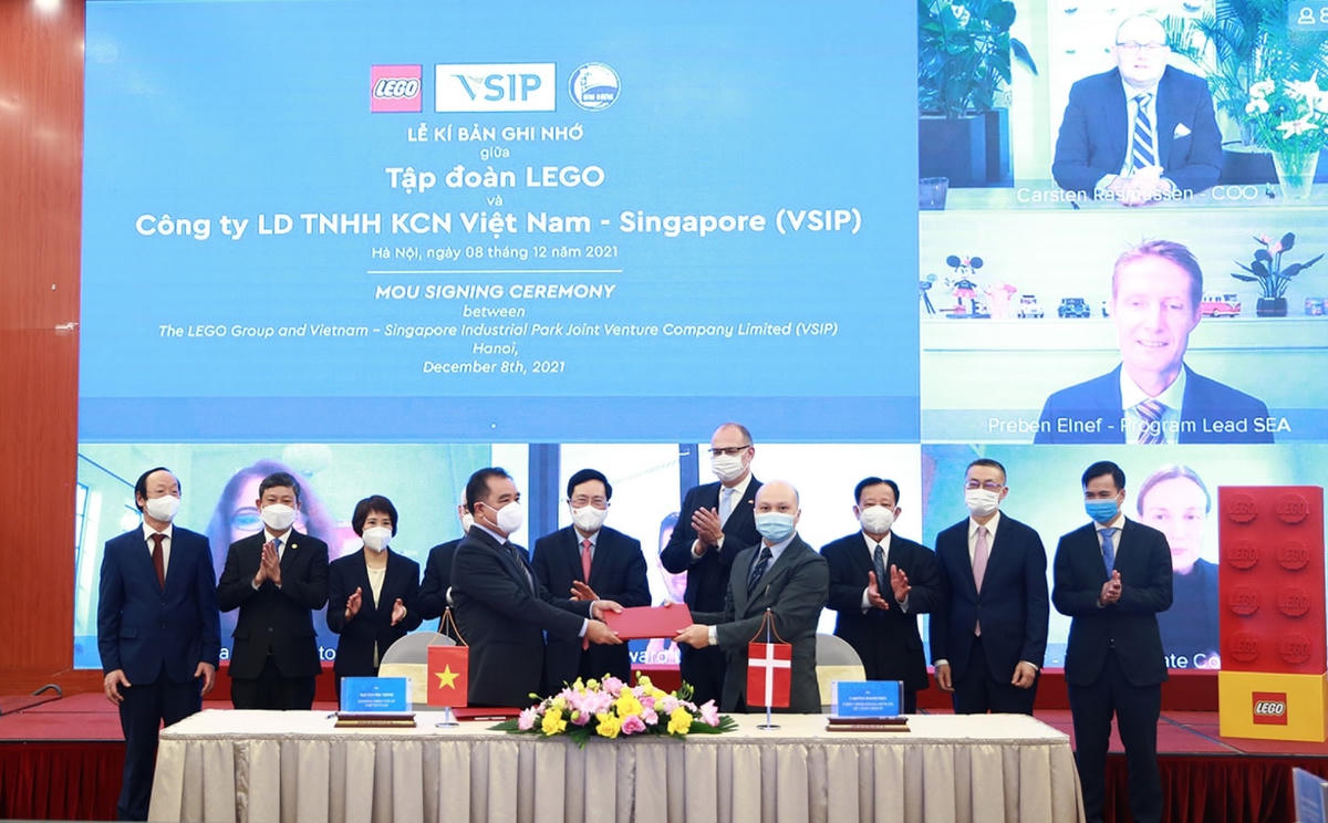 Phó Thủ tướng Thường trực Chính phủ Phạm Bình Minh, Đại sứ Đan Mạch tại Việt Nam Kim Hojlund Christensen cùng chứng kiến lễ ký kết Biên bản ghi nhớ hợp tác giữa Tập đoàn LEGO (Đan Mạch) với Công ty Liên doanh TNHH Khu công nghiệp VSIP (Bình Dương) Ảnh: TTXVN