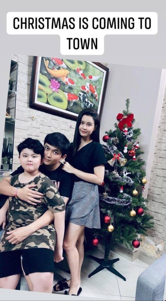 Dù đã chính thức chia tay nhưng Tim và Trương Quỳnh Anh vẫn giữ mối quan hệ tốt, thường xuyên gặp nhau vì bé Sushi. Nhân dịp lễ Noel sắp tới, Trương Quỳnh Anh mua cây thông mang đến nhà Tim làm quà cho hai bố con.