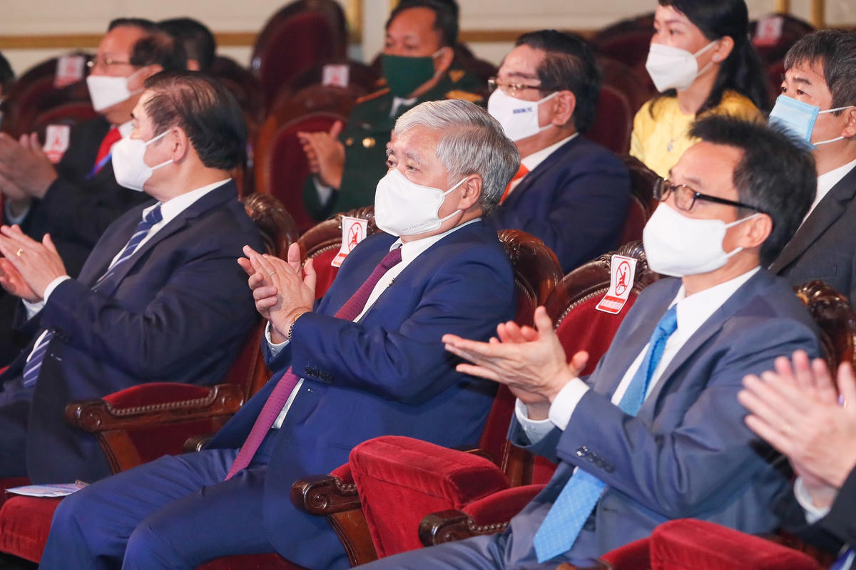 Chủ tịch Đỗ Văn Chiến, Phó Thủ tướng Vũ Đức Đam dự buổi lễ.
