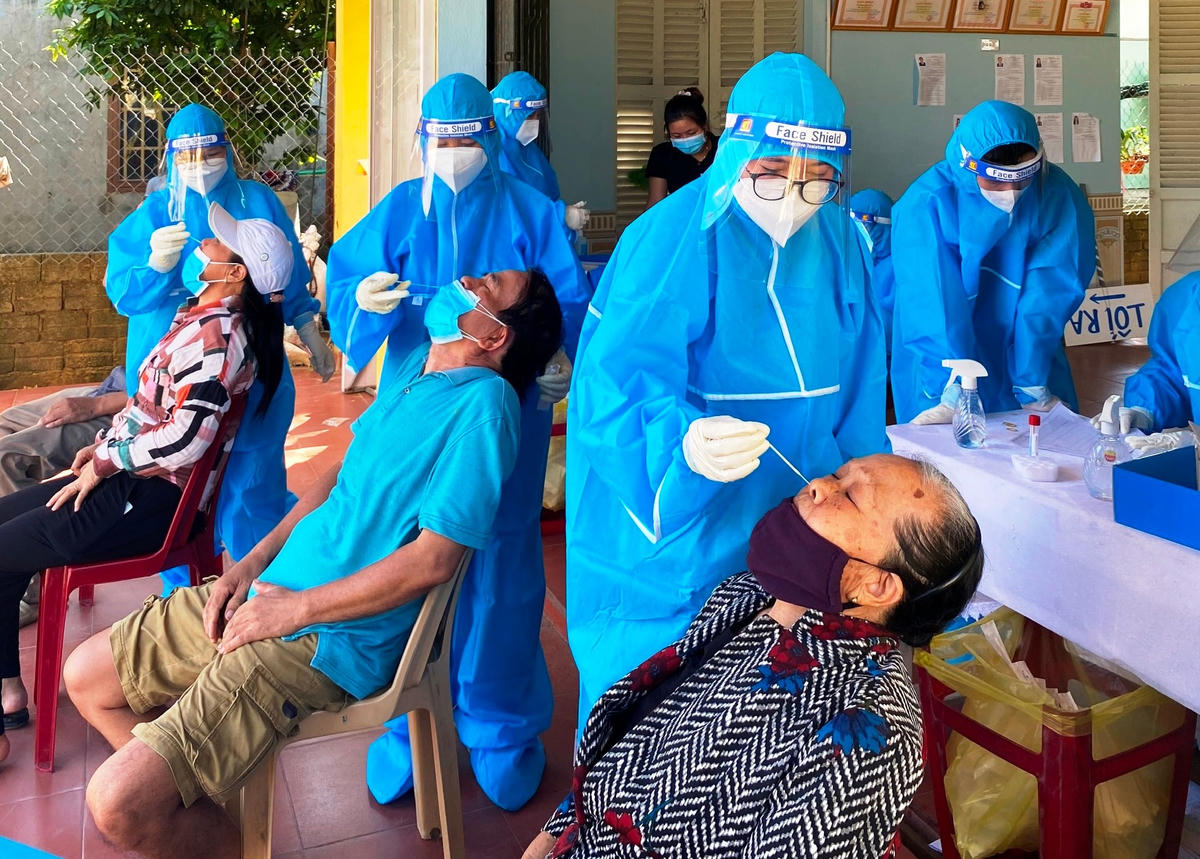 CDC Quảng Nam lấy mẫu xét nghiệm tại Khu Công nghiệp Điện Nam - Điện Ngọc.