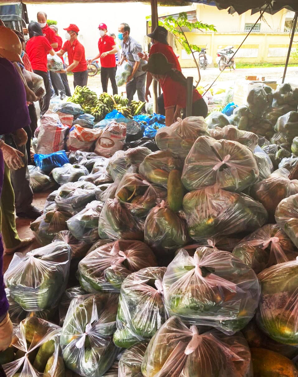 Thu gom mua hỗ trợ nông sản cho nông dân.