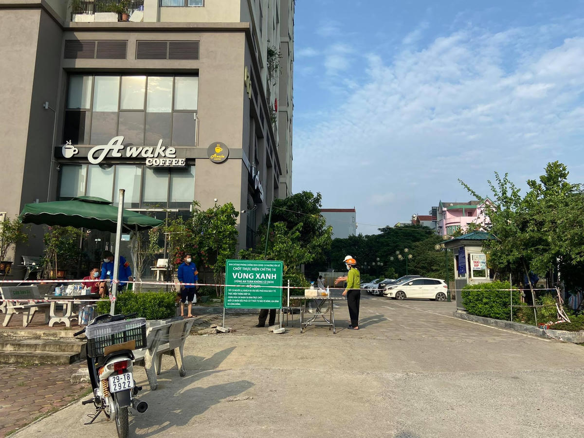 khi đến giao hàng các shipper sẽ đăng ký gửi hàng tại các chốt “ vùng xanh” sau đó thành viên của chốt sẽ liên lạc với cư dân xuống để nhận hàng.