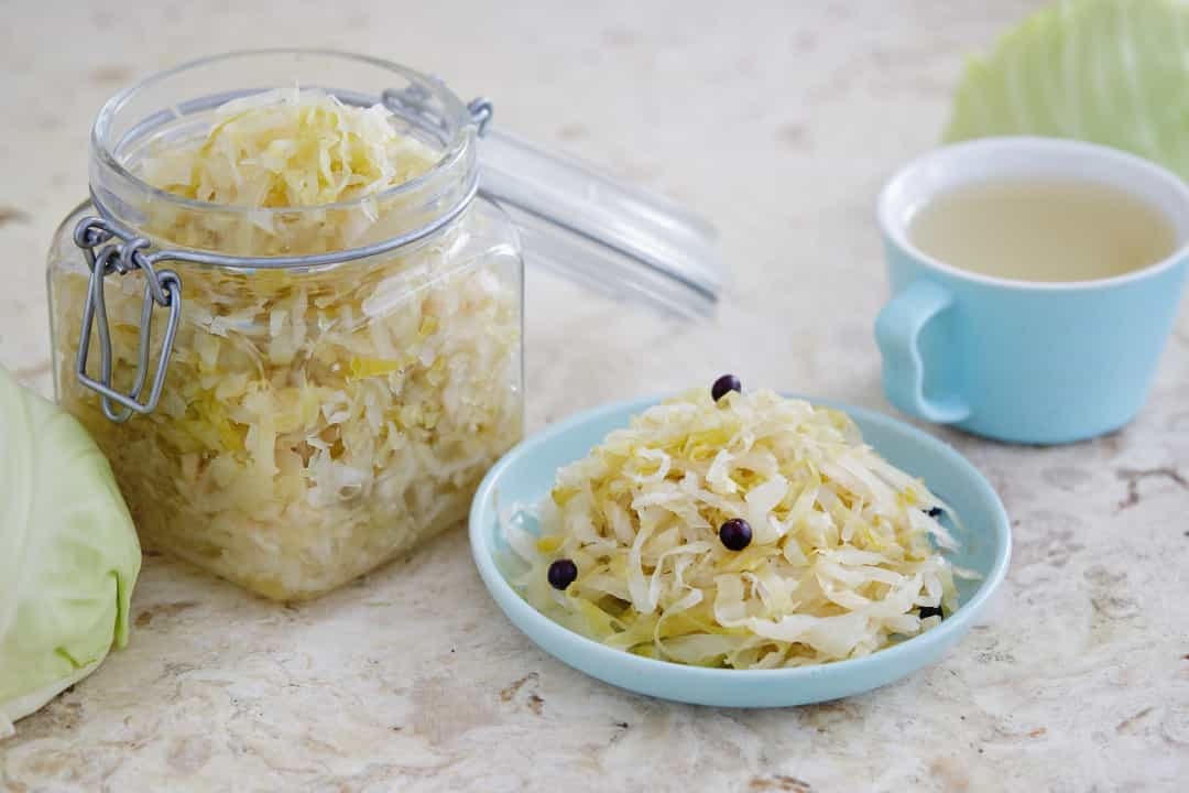 Người ta thường tin rằng dưa bắp cải là một món ăn của Đức, nhưng thực tế nó có từ thời Trung Quốc cổ đại. Các nhà sử học tin rằng Thành Cát Tư Hãn đã đưa bắp cải lên men vào châu Âu.  