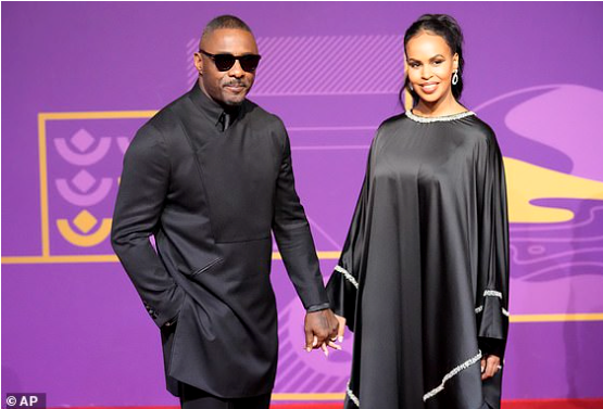 Người dẫn chương trình bốc thăm Idris Elba và vợ có mặt tại buổi lễ bốc thăm.