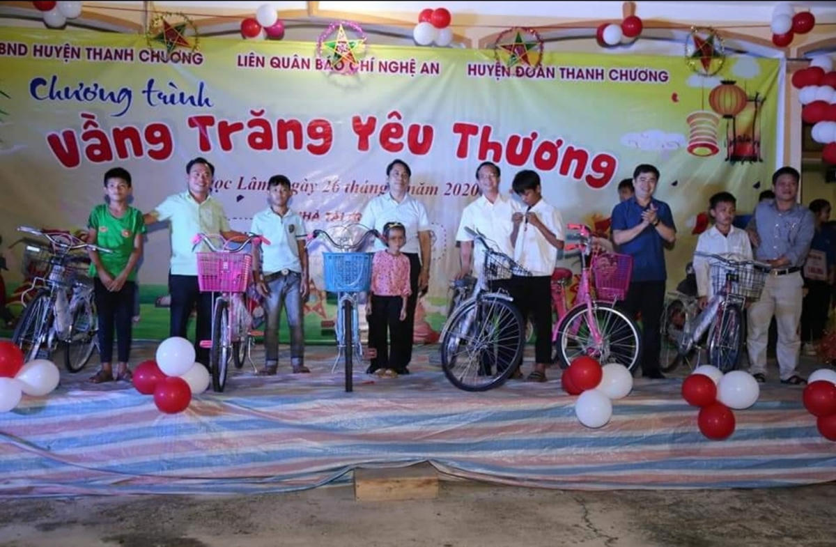 Nhóm thiện nguyện Liên quân Báo chí Nghệ An trao xe đạp cho các em có hoàn cảnh khó khăn tại 2 xã Thanh Sơn và Ngọc Lâm, huyện Thanh Chương (Nghệ An).