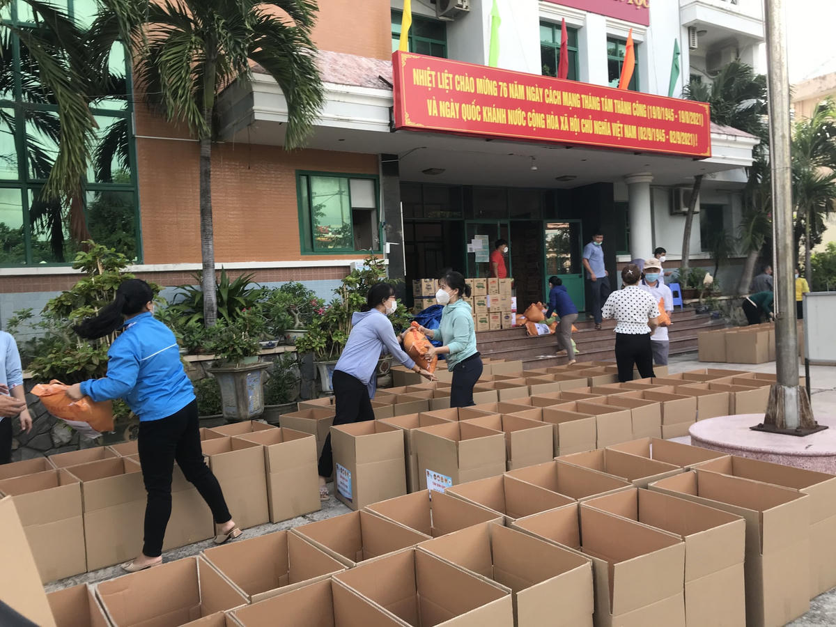 Ủy ban MTTQ Việt Nam tỉnh Bình Định và các tổ chức chính trị - xã hội tiến hành phân bổ hàng hóa, nhu yếu phẩm hỗ trợ cho người dân các địa phương gặp khó khăn do dịch Covid-19.