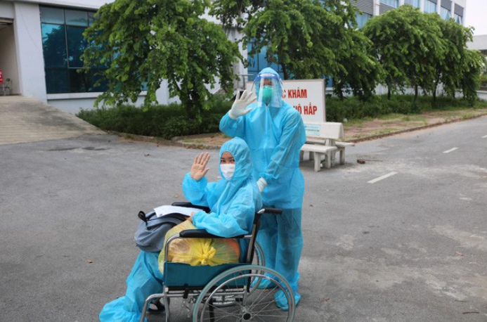Chị V.T.L. khoẻ mạnh, được ra viện sau hơn 1 tháng điều trị Covid-19 diễn biến nặng. Nguồn: Bộ Y tế.