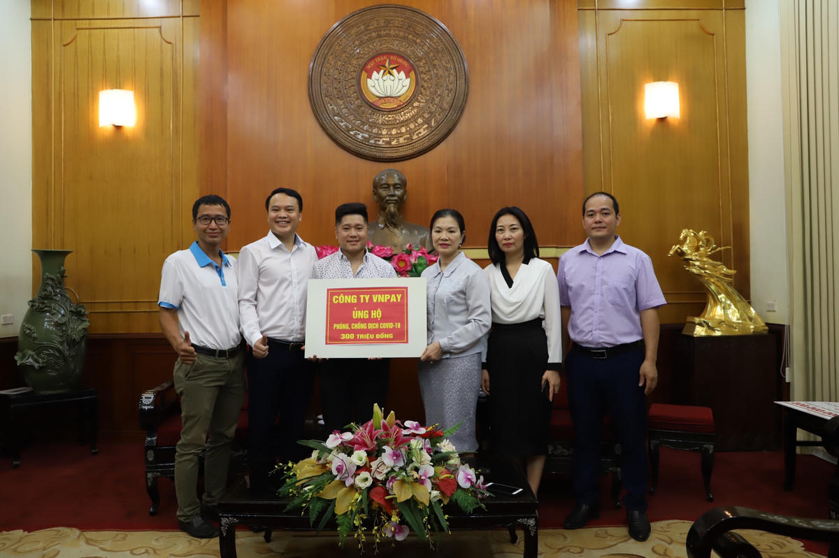 Phó Chủ tịch Trương Thị Ngọc Ánh và đại diện Công ty VNPAY tại lễ tiếp nhận.