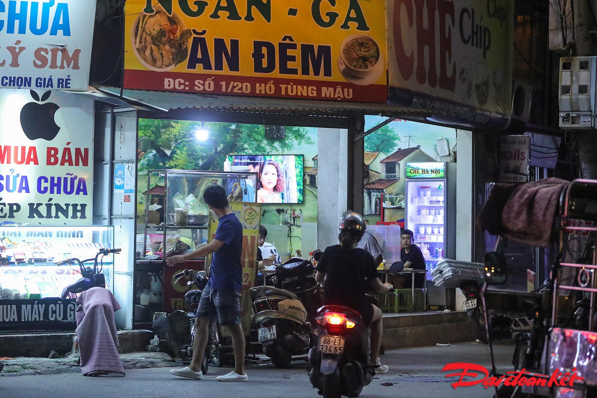 Một quán ăn trên phố Hồ Tùng Mậu, phường Mai Dịch, quận Cầu Giấy, Hà Nội vẫn mở bán vào thời điểm 21h30. Theo ghi nhận, trong quán vẫn có khách ngồi ăn.  