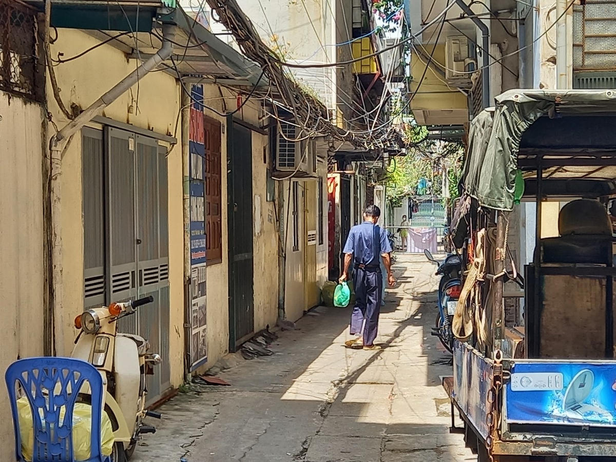 Từng gói đồ khử khuẩn và túi nilong được phát cho từng hộ dân, mỗi gia đình cử 1 người ra lấy. 
