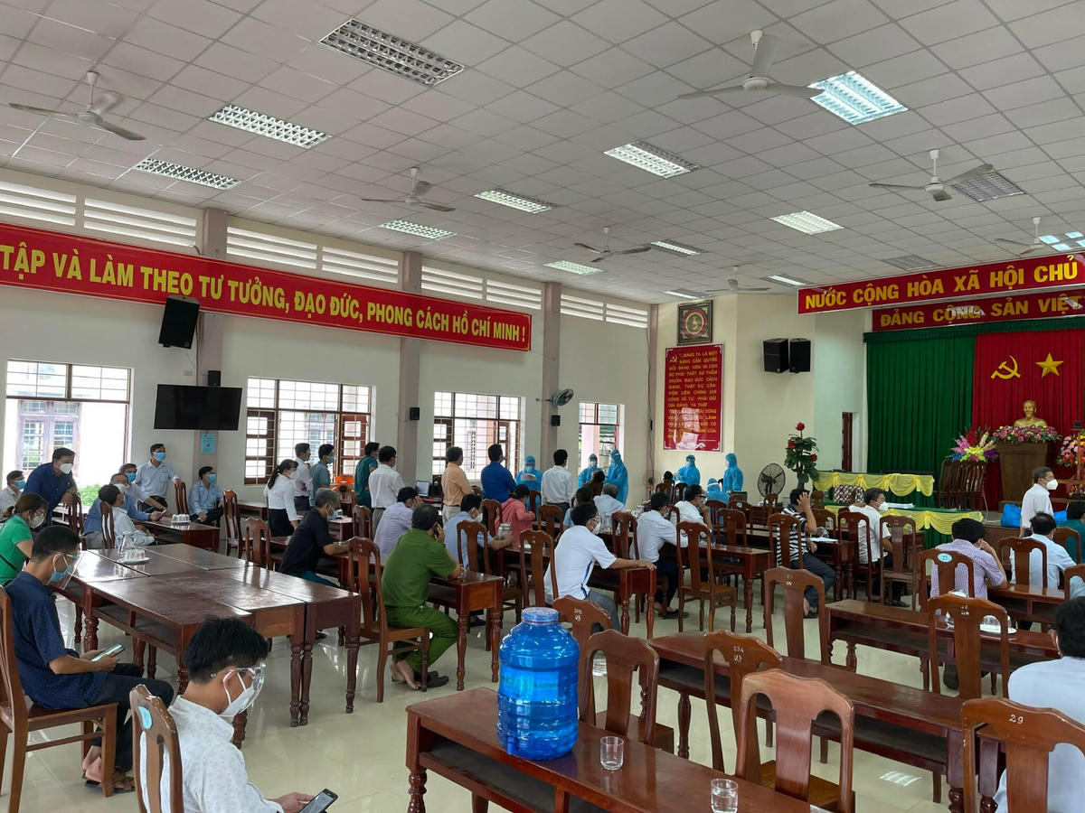 Lấy mẫu xét nghiệm sàng lọc SARS-CoV-2 cho lực lượng tuyến đầu tại thị xã Hoài Nhơn.