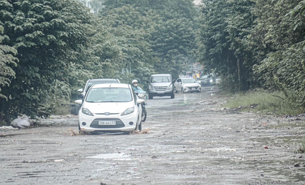 Sáng 26/9, theo ghi nhận của phóng viên, hàng nghìn ổ gà, ổ voi trên đường Nguyễn Cảnh Dị (Hoàng Mai, Hà Nội)  ngập nước do những cơn mưa kéo dài nhiều ngày.