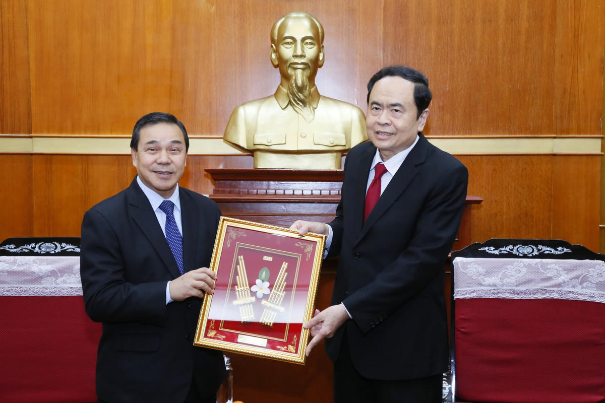 Chủ tịch UBTƯ MTTQ Việt Nam Trần Thanh Mẫn nhận quà lưu niệm từ Đại sứ nước CHDC ND Lào tại Việt Nam Sengphet Hounboungnuang. Ảnh: Quang Vinh.