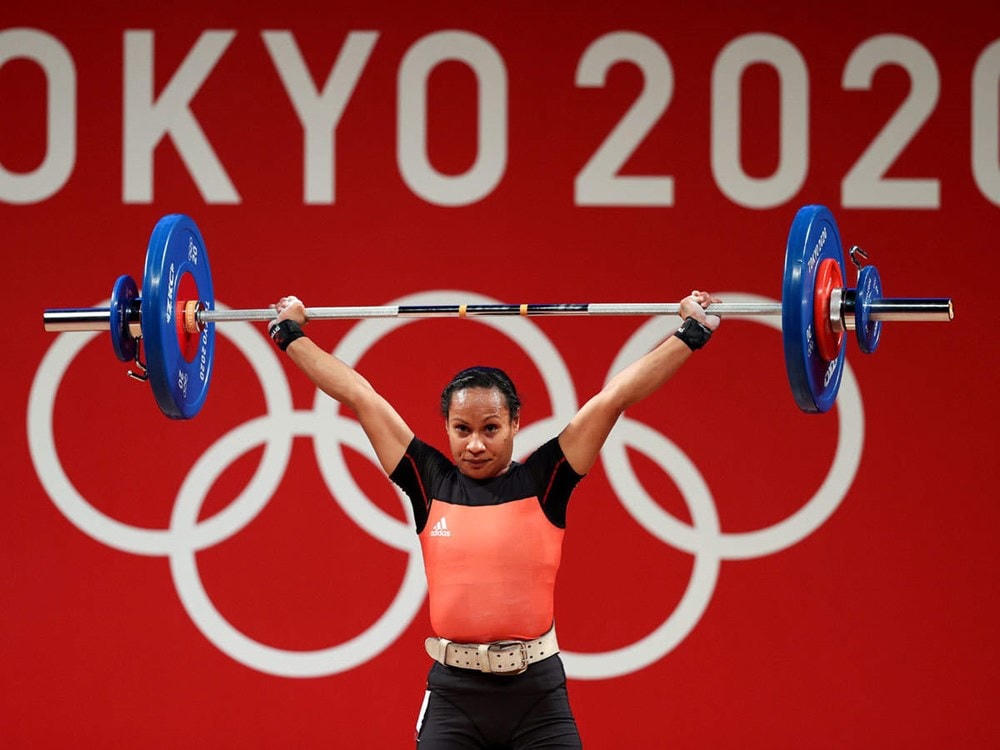 Nữ vận động viên Loa Dika Toua thực hiện phần thi cử tạ tại Olympic Tokyo 2020. (Ảnh: Getty Images).
