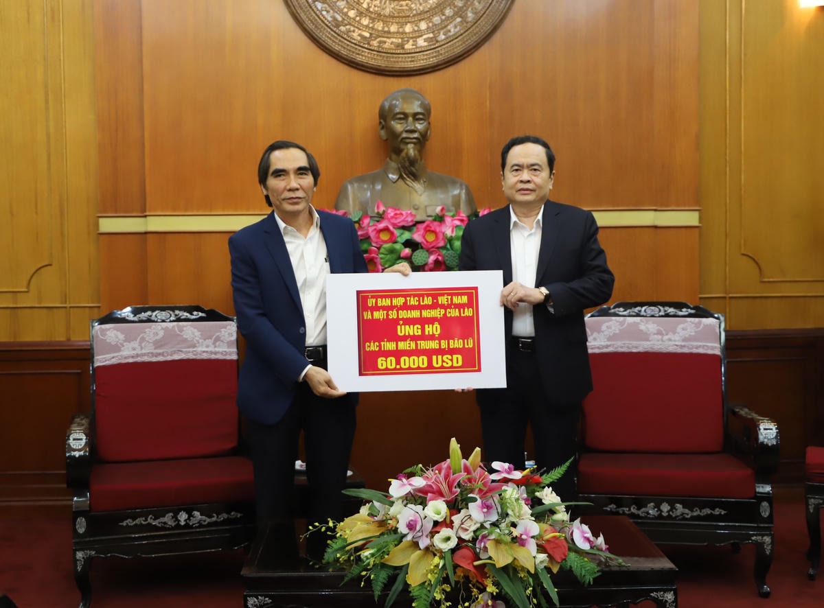 Chủ tịch Trần Thanh Mẫn tiếp nhận ủng hộ từ Ủy ban hợp tác Lào - Việt và một số doanh nghiệp Lào.