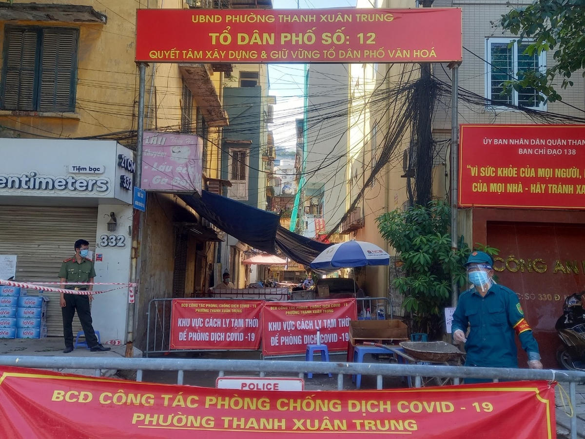 [ẢNH] Kiểm soát chặt, tiếp tục lấy mẫu xét nghiệm tại ngõ 328 và 330 Nguyễn Trãi