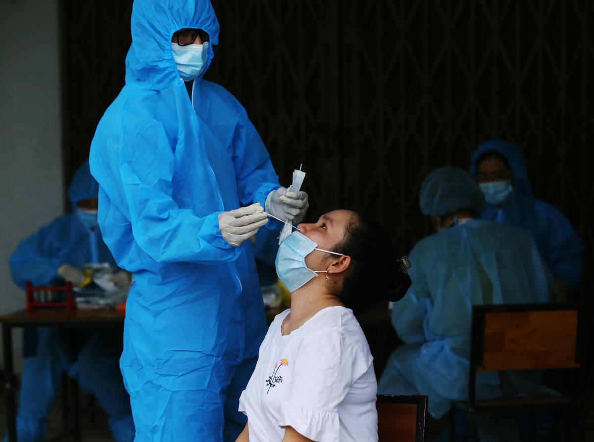 Người dân ở quận Thốt Nốt test nhanh. 