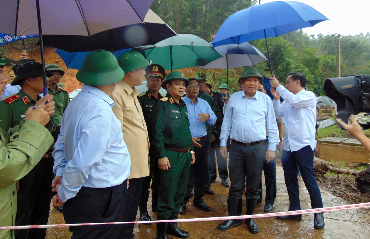 Phó Thủ tướng Trương Hòa Bình kiểm tra khắc phục mưa lũ ở huyện Tây Gang.