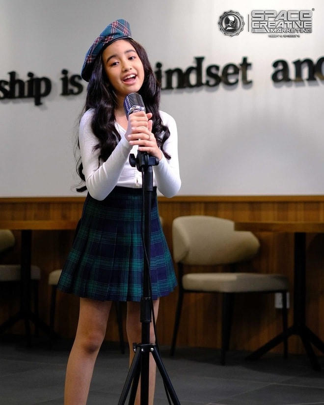 Công chúa Jenna Norodom có hơn nửa triệu người theo dõi trên Instagram và gần 2 triệu người theo dõi trên YouTube cá nhân. 