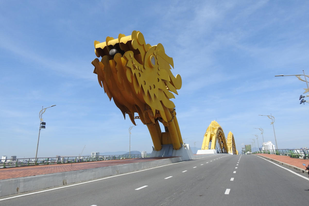Người dân tuyệt đối không được ra khỏi nhà cho đến 8 h ngày 26/8. Ảnh: Thanh Tùng.