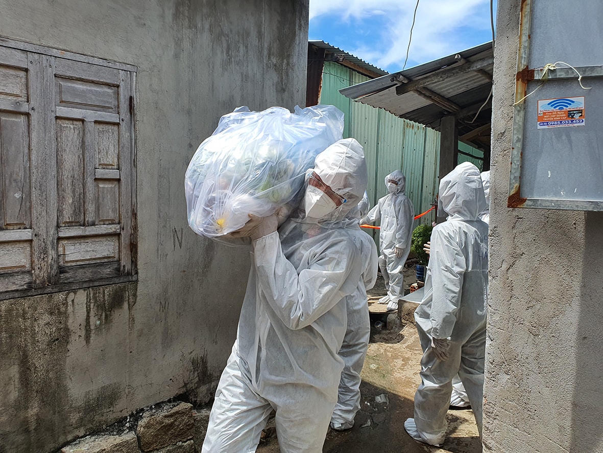 Cán bộ, chiến sĩ Trung đoàn Minh Đạm đã được trang bị bảo hộ vác lương thực, thực phẩm đến tận nhà cho người dân thị trấn Long Hải. Ảnh: CTV.