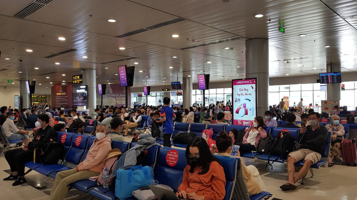 Hành khách đi máy bay cố gắng thực hiện 5K, đeo khẩu trang đầy đủ.