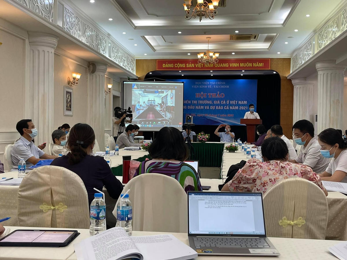 Các đại biểu tham dự hội thảo.