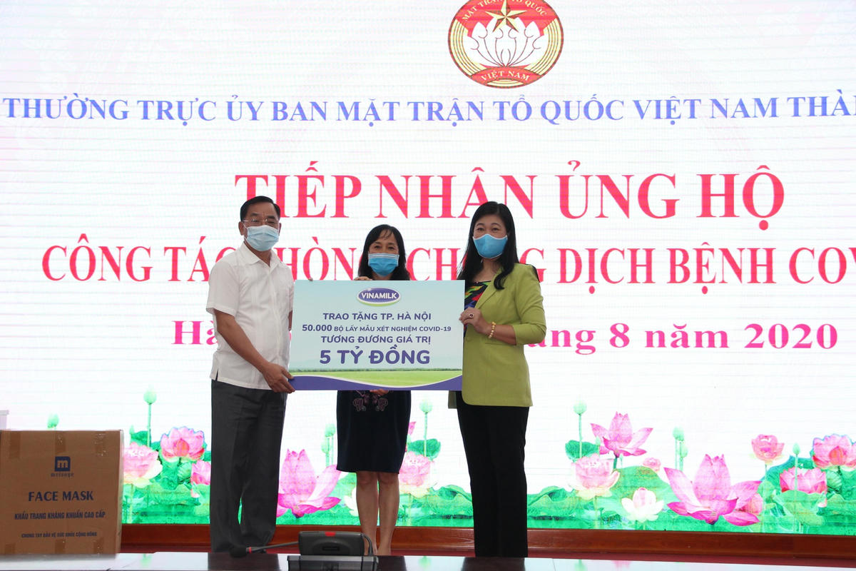 Bà Nguyễn Lan Hương, Chủ tịch UBMTTQ thành phố Hà Nội tiếp nhận ủng hộ.
