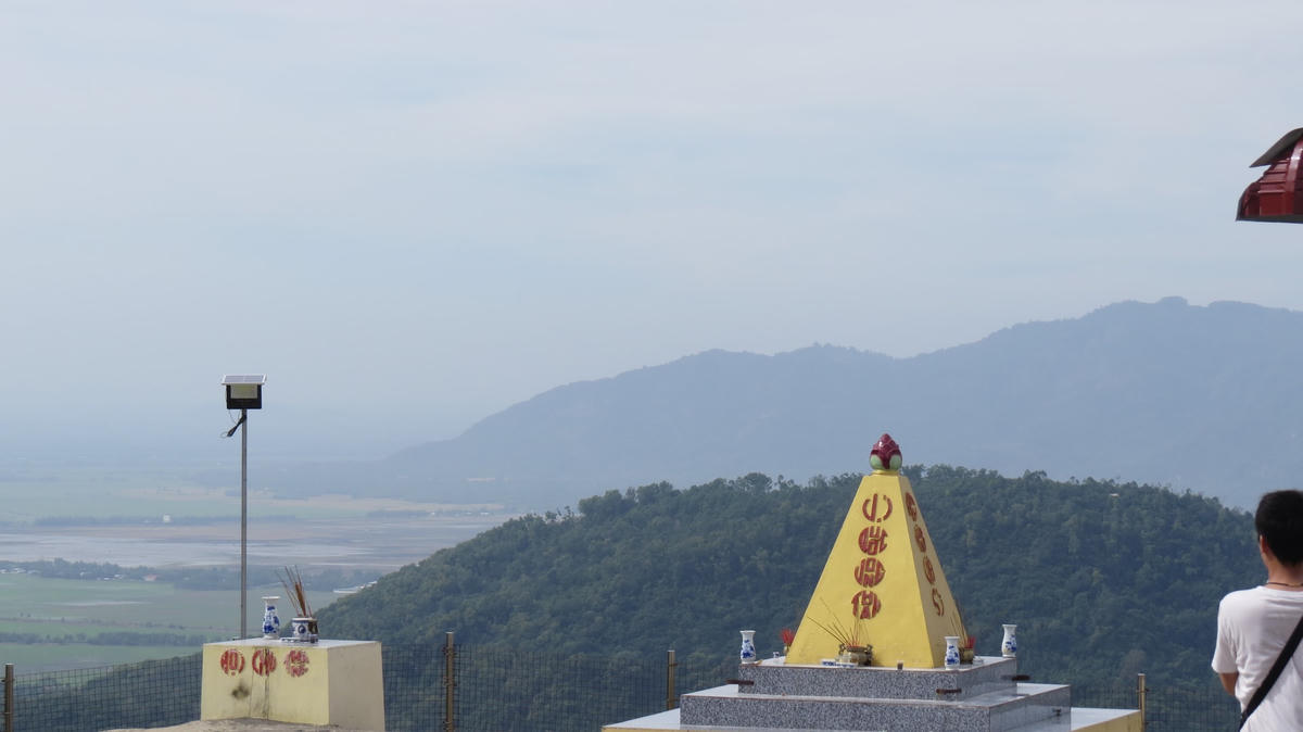 Đỉnh núi Cô Tô, phía xa xa là núi Dài, một trong 7 ngọn núi của Thất Sơn.