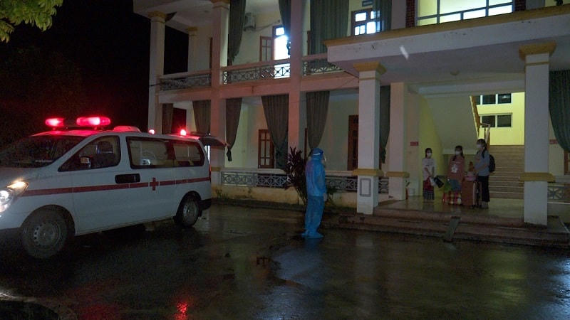 Cán bộ y tế đưa 3 cô gái trẻ đi cách ly ngay trong đêm.